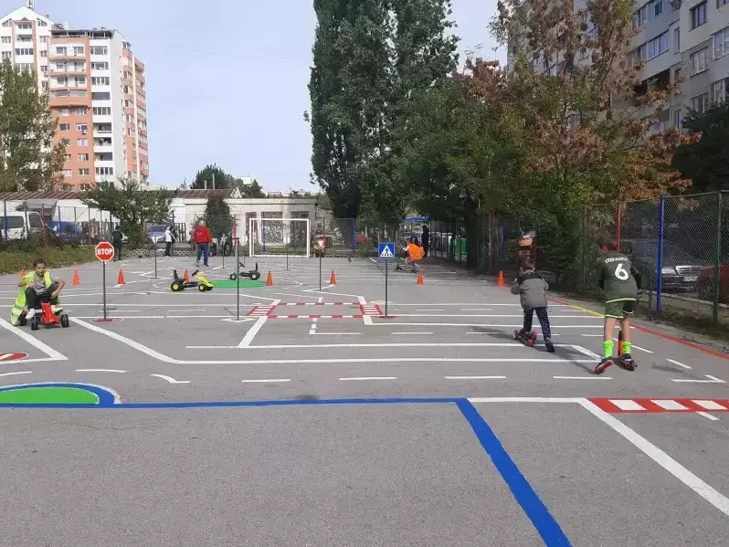 Полигоните за безопасно шофиране трябва да станат част от обучението на водачите, каза министър Георги Гвоздейков