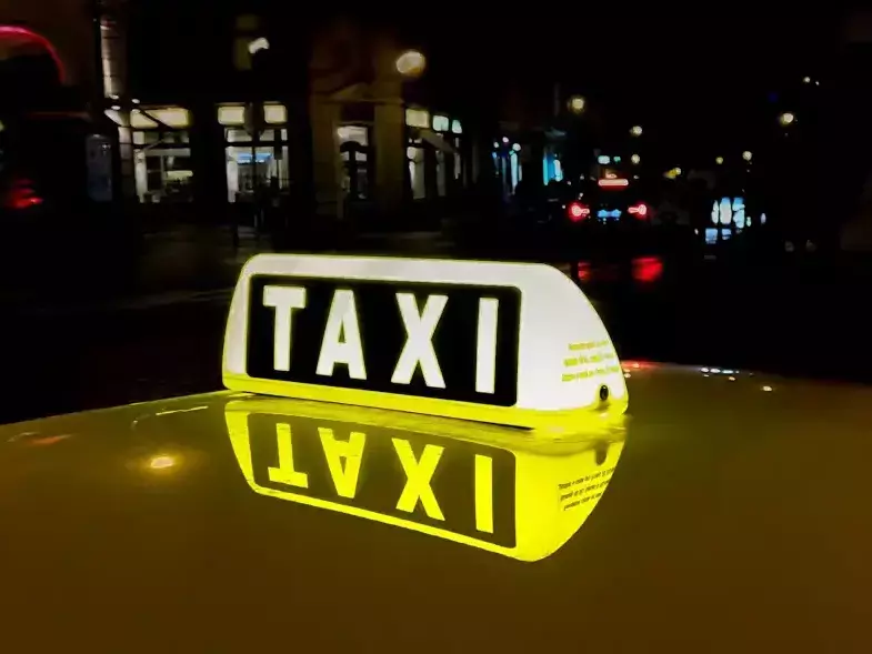 Подменят холограмните стикери на таксиметровите автомобили