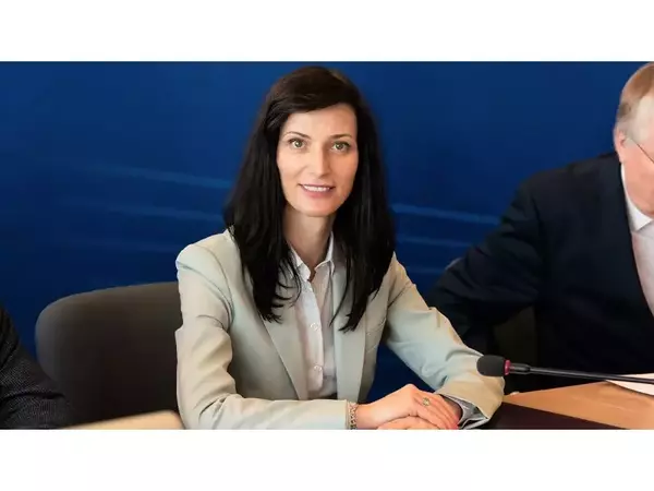 Мария Габриел не разделя заплащането на мъжете и жените