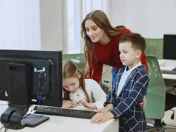 477 момчета и момичета от 17 държави се регистрираха за участие в международния турнир по информатика IATI.