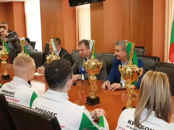 Кметът проф. Христо Христов посрещна шуменски кикбоксьори – медалисти