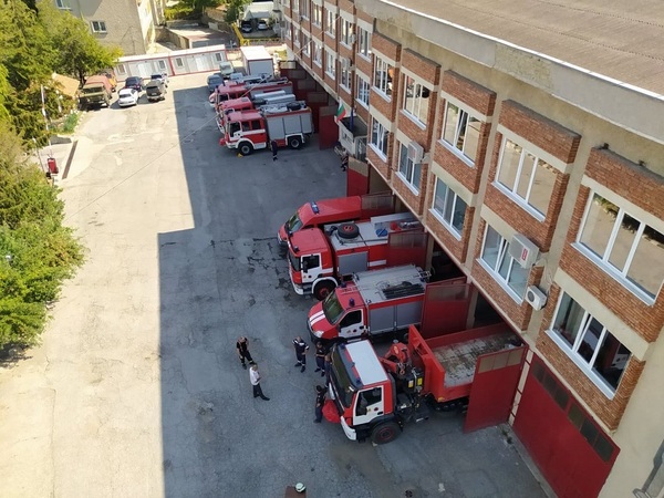 Пожарникари спасиха котка, помогнаха и на болни жени