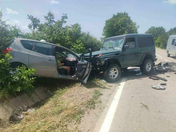 Катастрофа затруднява движението по пътя Смядово-Велики Преслав