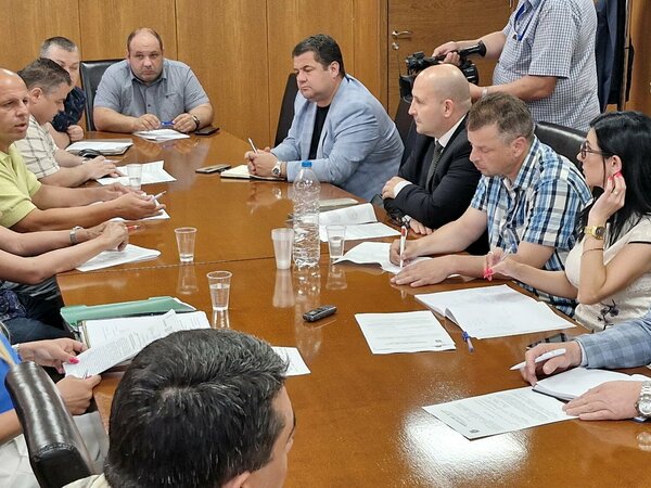 Съветници искат да се провери защо шефовете на общински дружества вземат по-големи заплати от кмета