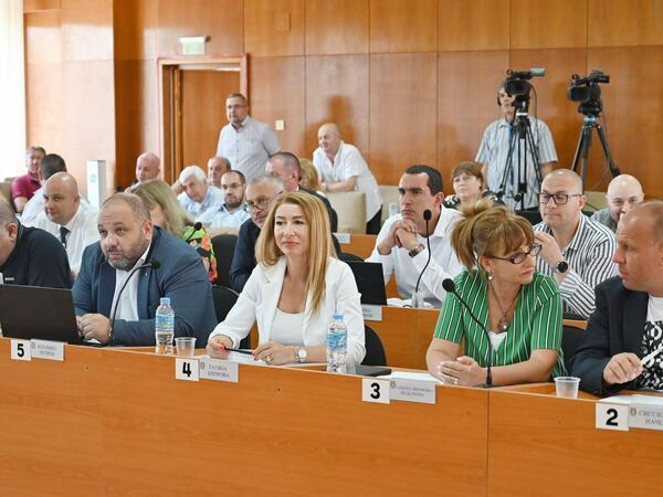 Общинските съветници не пожелаха да си намалят заплатите, отрязаха и химна на ЕС