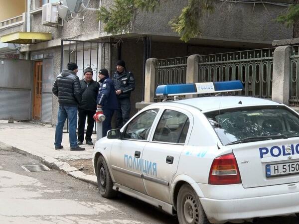 Трима са задържани в полицейския арест след семеен спор