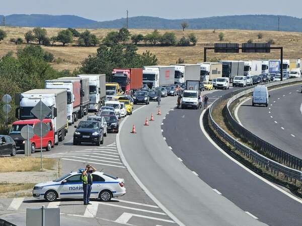 Автомобил се блъска на магистрала „Хемус“.