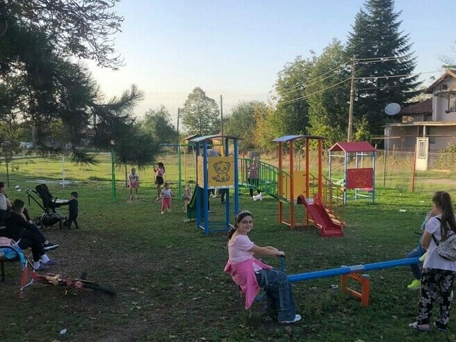 Нов кът за игра за децата в село Климент
