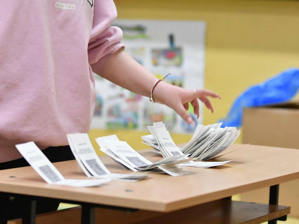 Трима кандидати за две кметски кресла