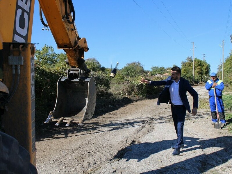 Асфалтират още три улици