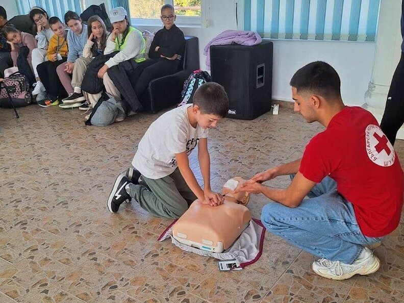 Учат деца да оказват първа помощ