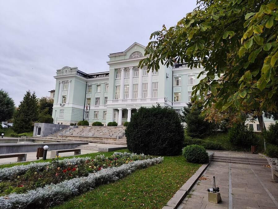 Мъжът, пребил майка си, нападнал и друга жена