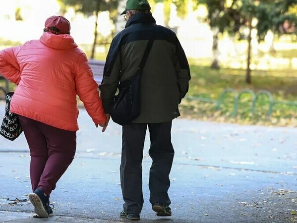 Плащат коледните добавки на две дати