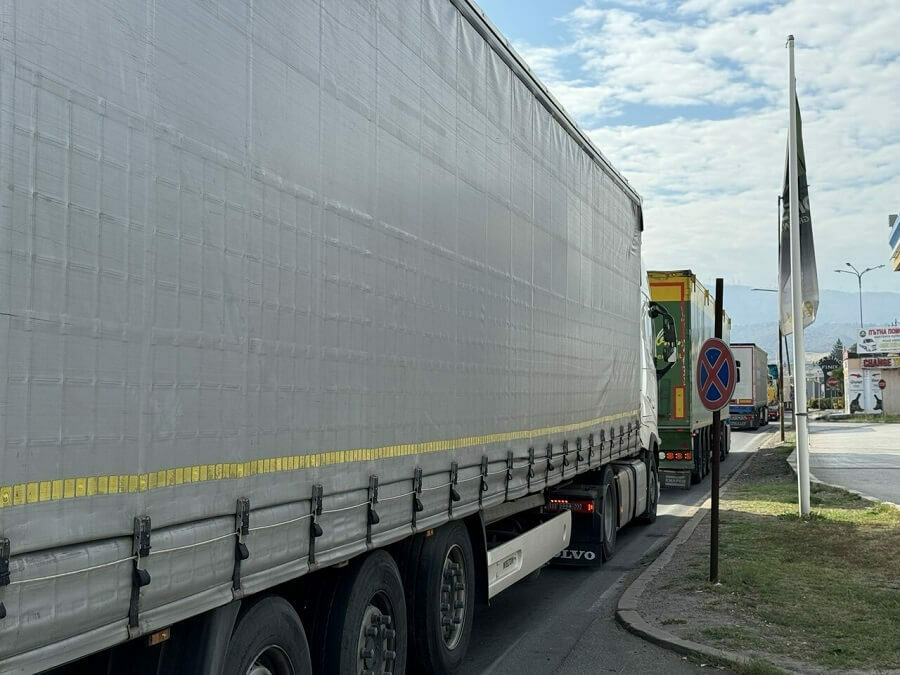 Спират тировете в областта заради високите температури