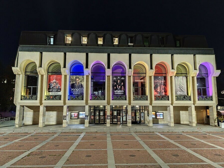 Сгради светват в лилаво в Деня на недоносените деца