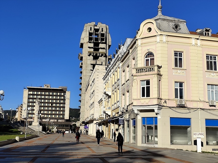 1827 лв. е брутната заплата в Шуменско през септември