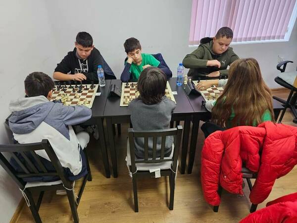 Футбол и шахмат на 27 декември