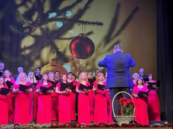 Изпълнители от различни поколения на една сцена