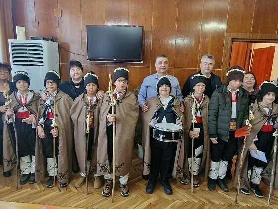 Коледари и сурвакари при кмета на Каолиново