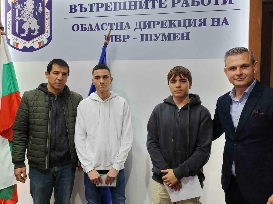 Подаръци за деца на загинали полицаи