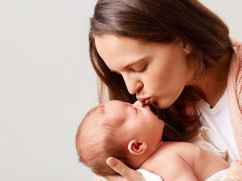 Изплащат обезщетенията за майчинство