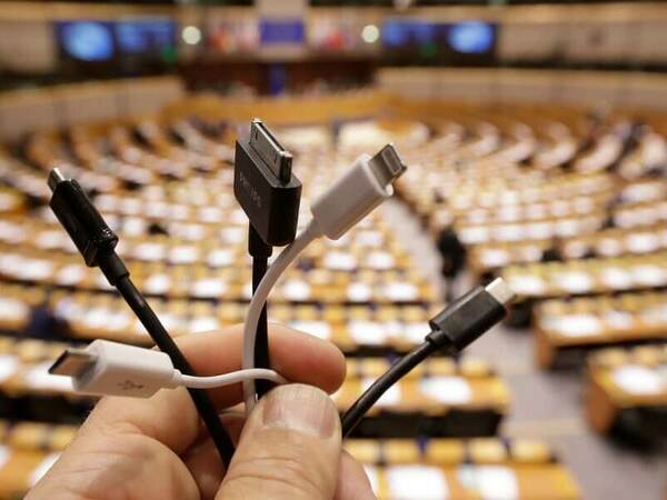 От днес малките устройства са с универсално зарядно