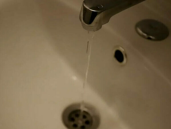 Тормозът с мътната вода продължава