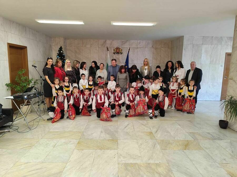 Сурвакарчета благословиха кметския екип