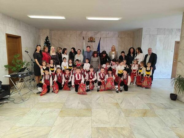 Сурвакарчета благословиха кметския екип