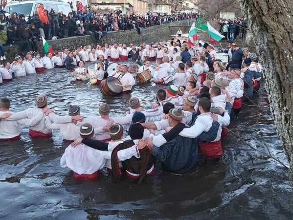 „Ледено хоро“ на Богоявление в Смядово