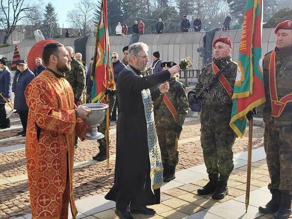 Водосвет на бойните знамена на Шумен