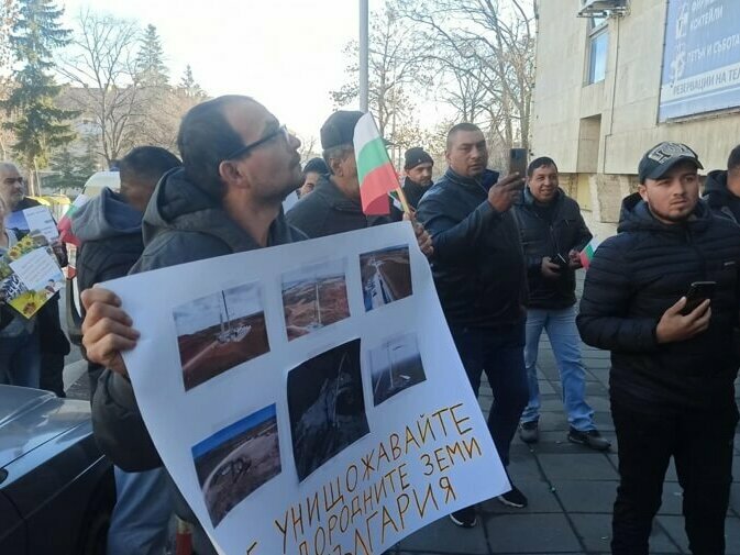 Протест срещу вятърни паркове в Шуменско