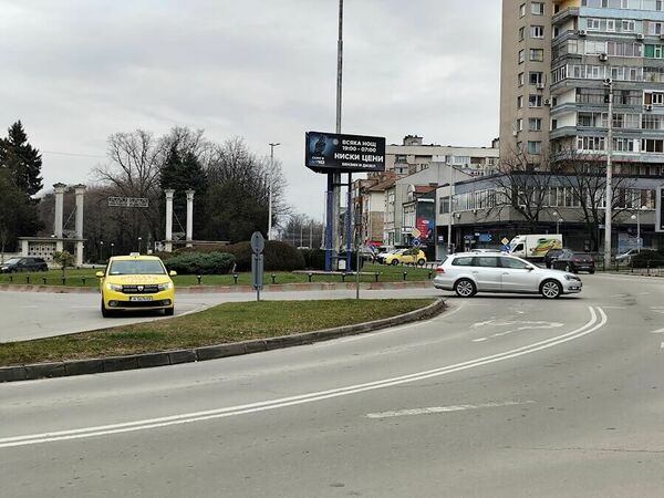 Слагат умни светофари до кино „Херсон“ и до Областната управа