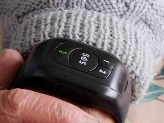 Умни гривни ще следят здравето на възрастни и самотни хора