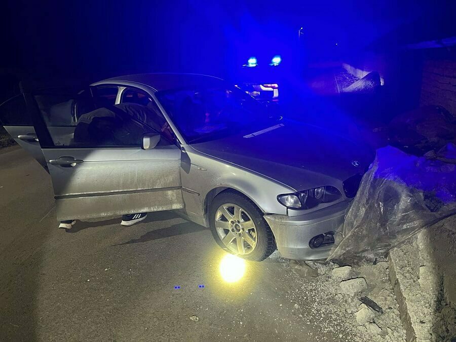 16-годишен подпийнал водач избяга от полицията, удари се в бордюр