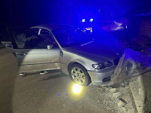 16-годишен подпийнал водач избяга от полицията, удари се в бордюр