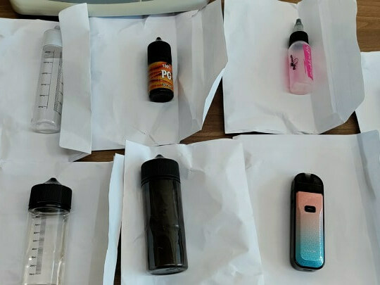 Заловиха младежи, пласирали наркотични вейпове