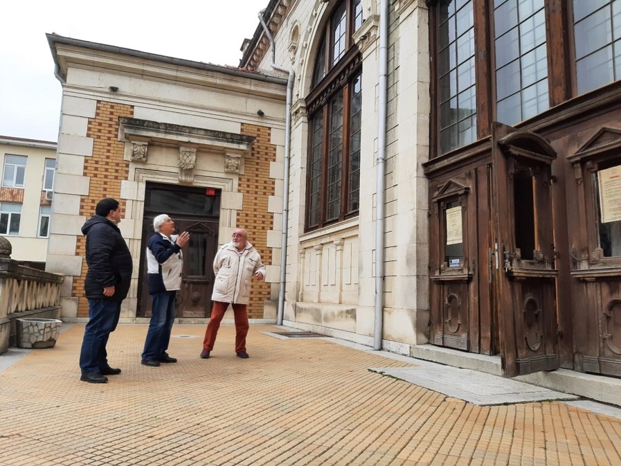 Реставрират театралната завеса в читалището