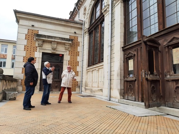 Реставрират театралната завеса в читалището