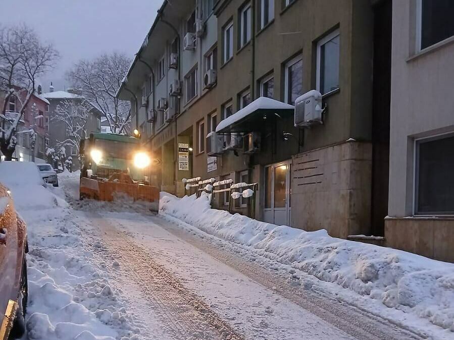 Дежурни снегорини по кварталите