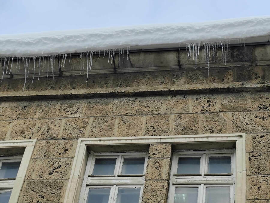 Опасност от падане на ледени висулки