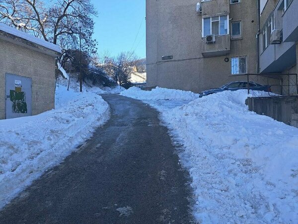 Снегопочистването продължава и през почивните дни