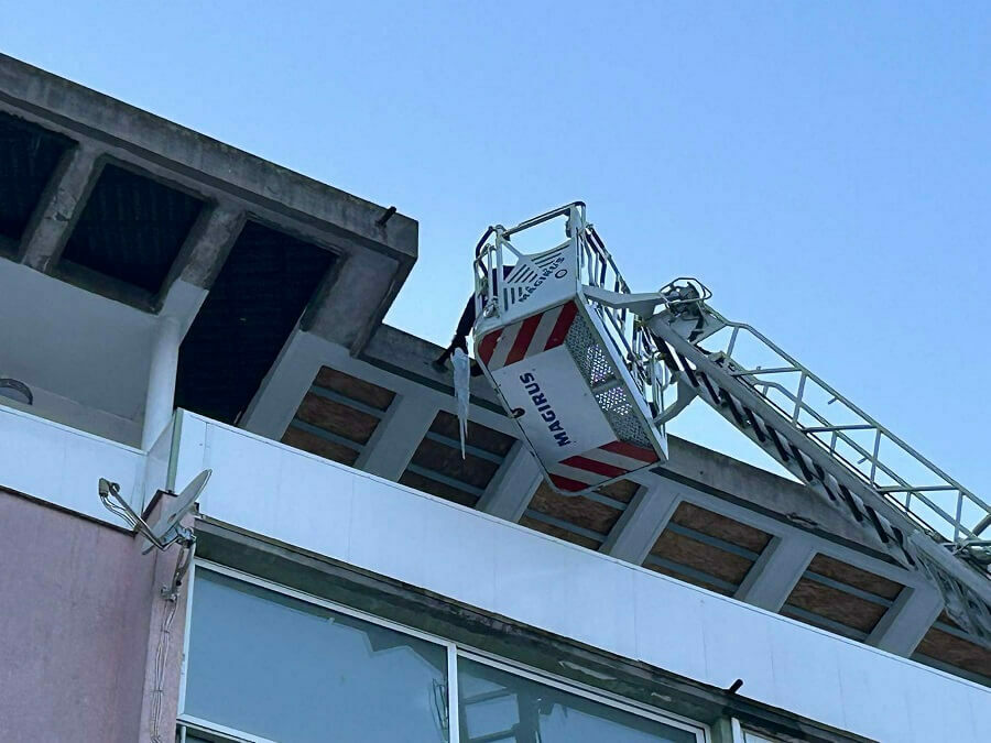 Пожарната в битка с ледените висулки