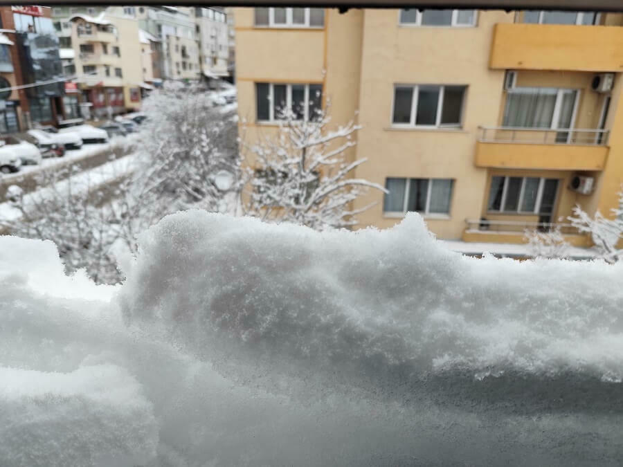 Течове в четири детски градини след снеговалежите