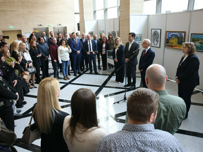 Изложба с кауза на студенти от Шуменския университет в парламента