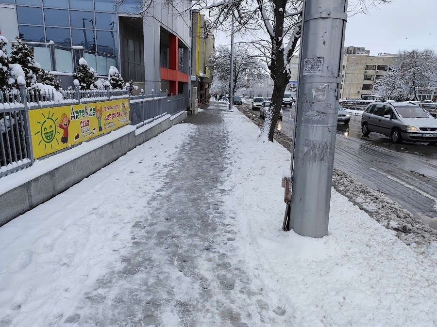 Кметът призна за затруднения в почистването на тротоарите 