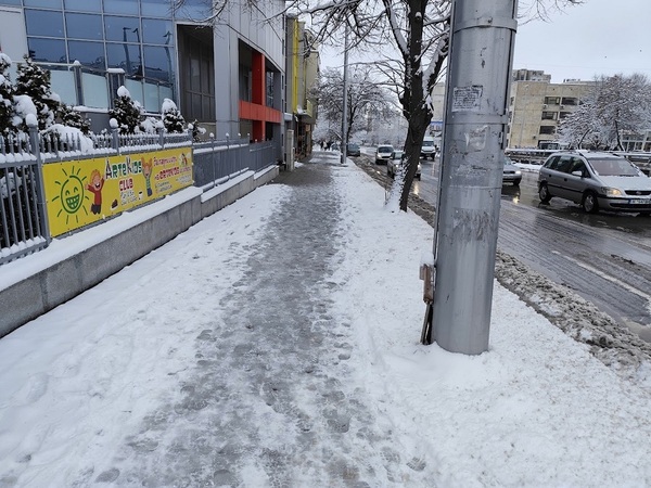 Кметът призна за затруднения в почистването на тротоарите 