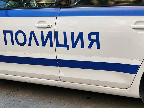 Водач се блъсна в стена и избяга