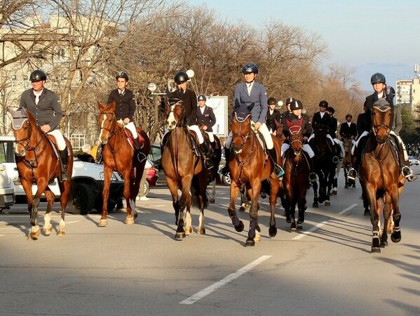 Конно шествие по улиците на Шумен