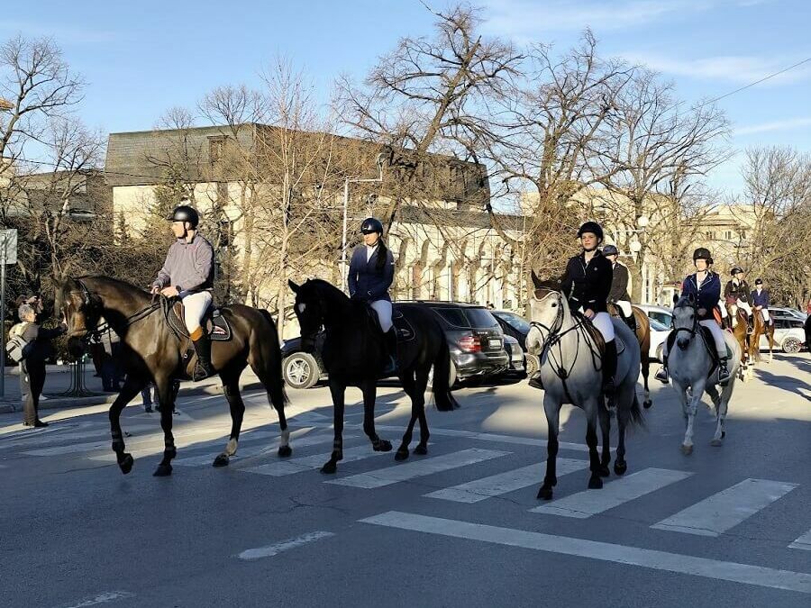 Парад на коне и жокеи за Тодоровден